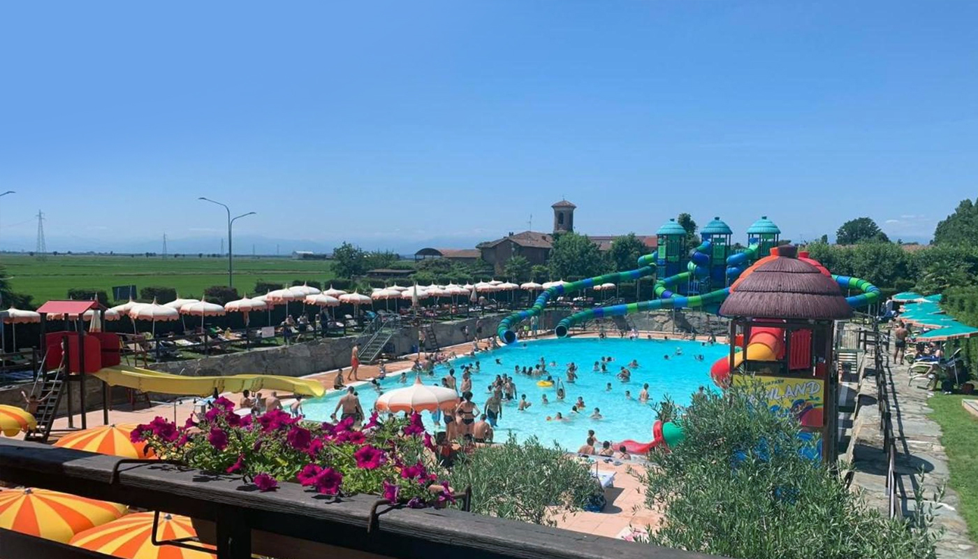 A metà strada tra Agrigento e Caltanisetta, a pochi chilometri da Canicattì, in località Sommatino troviamo un parco acquatico di piccole dimensioni che tuttavia presenta un sorprendente numero di piscine e diversi scivoli.
