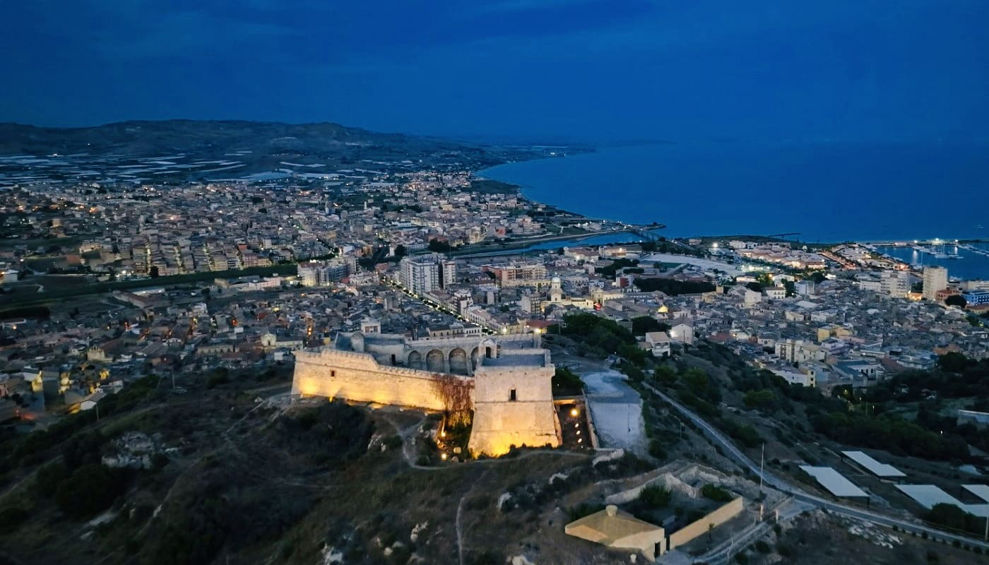 Gli Scavi sotto il Monte Sant'Angelo risalgono ad una Acropoli ellenica. Scavi recenti hanno portato alla luce i resti di abitazioni, tre ville a due piani di due fratelli ricchi (Ritrovate cento monete d'oro, collane e monili vari un forziere sepolto).
