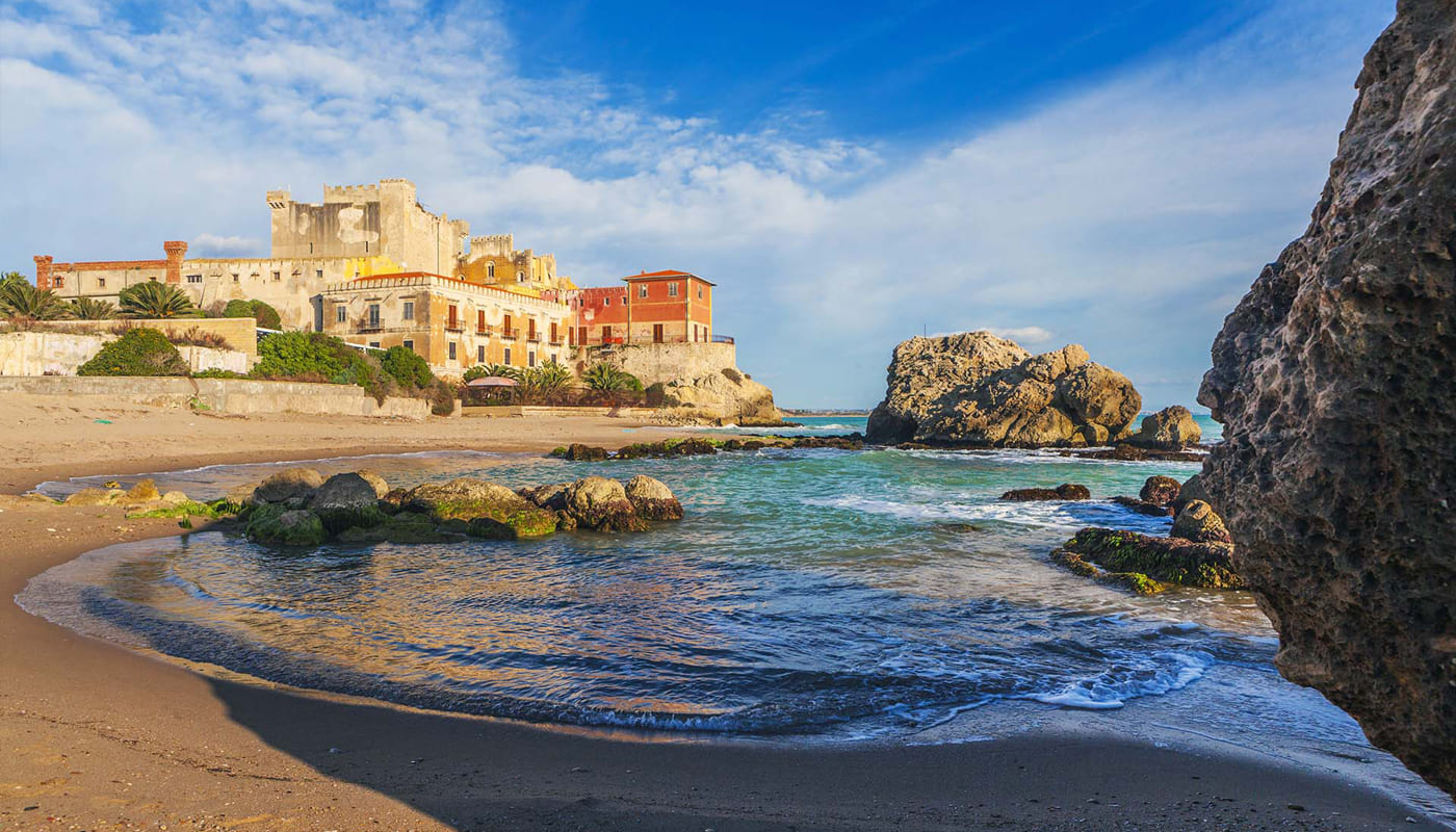 Il Castello di Falconara situato sulla costa centro-meridionale della Sicilia, è uno dei meglio conservati della Sicilia, ed è l'unico tra i castelli della provincia di Caltanissetta, ad affacciarsi sul mare. Il contesto in cui sorge il castello di Falconara è davvero molto suggestivo, non si trovano molti castelli con queste caratteristiche.
