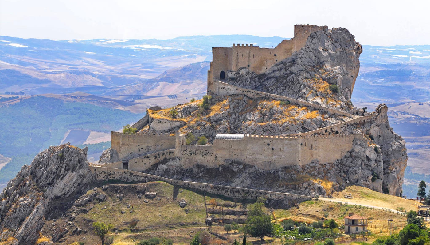 Splendido maniero medievale di Mussomeli, il Castello Manfredonico che si trova a circa due chilometri dal centro abitato si erge su un costone calcareo alto 80 metri. Le sue possenti mura quasi si fondono alle rocce cui è aggrappato, formando un tutt'uno che conferisce ai luoghi un aspetto inconsueto, quasi fiabesco e senza tempo. Si tratta di un magnifico manufatto costruito nel 1370, probabilmente sui resti di una fortezza araba, da Manfredi III di Chiaramonte, discendente di Carlo Magno. Il castello è stato messo al centro di diversi misteri e leggende per via delle molteplici vicende storiche avvenute fra le sue mura. Si racconta di strani rumori e fruscii di vestiti di seta, di sospiri e cigolii che danno l'impressione di essere attorniati da strane presenze.