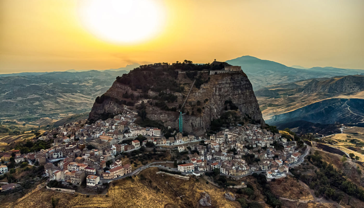 E' un paese ricco di tradizioni ed artigianato ed essendo di stampo arabo conserva anche un centro storico di particolare interesse. Al momento detiene il riconoscimento di