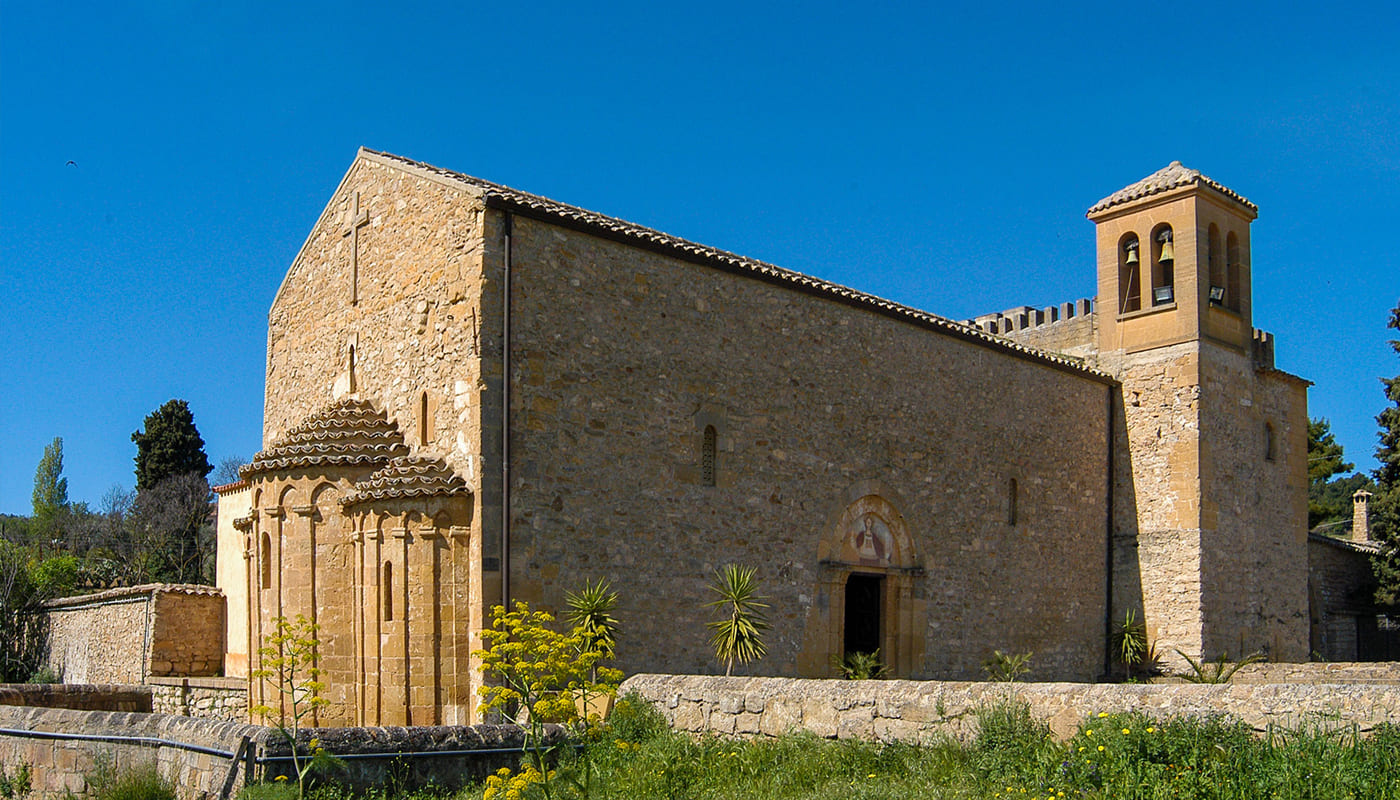 L'abbazia di Santo Spirito è una chiesa di origine normanna. E' certo che quella di Santo Spirito fu la prima parrocchia della città, consacrata nel 1153 come riportato dalla data incisa sulla lapide commemorativa, posta sul pilastro sinistro dell'abside maggiore. L'Abbazia contiene delle opere notevoli, come il Crocifisso dello Staglio, molto antico, il Fonte battesimale, risalente probabilmente all'epoca bizantina, e un'urna cineraria di epoca romana di un liberto romano, Diadumeno.
L'altare maggiore è realizzato con caratteristici blocchi di pietra arenaria di Sabucina (sito archeologico a pochi Km dalla chiesa) che credo si assemblino meravigliosamente con la semplicità e la particolarità della piccola Abbazia).