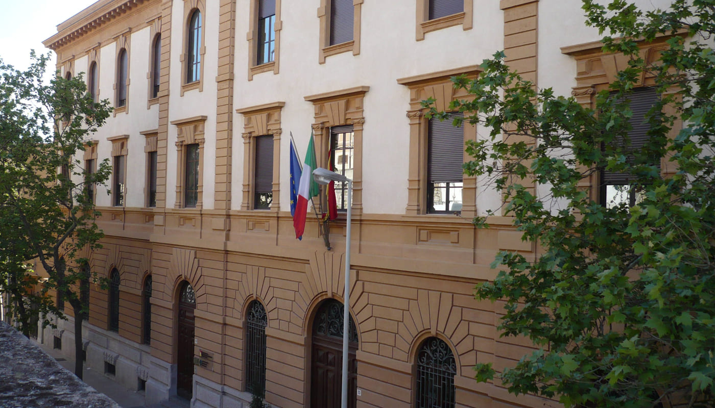 Nel Palazzo delle ex Poste centrali di Caltanissetta, sede principale della Banca del Nisseno, vi sono numerose affreschi di un prestigioso e geniale professionista palermitano, Gino Morici. Un immobile imponente che rappresenta un autentico gioiello.