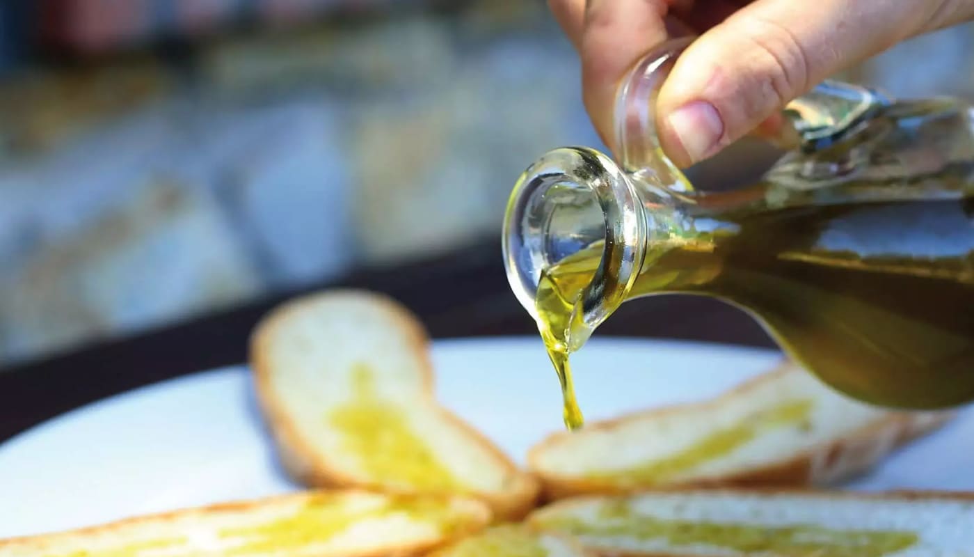 Non può mancare la visita ad un frantoio e la degustazione di olio extravergine del luogo in uno dei tanti frantoi della zona. Passeggia tra gli uliveti e farsi raccontare la grande storia della coltivazione dell'ulivo e della produzione dell'olio della Sicilia.