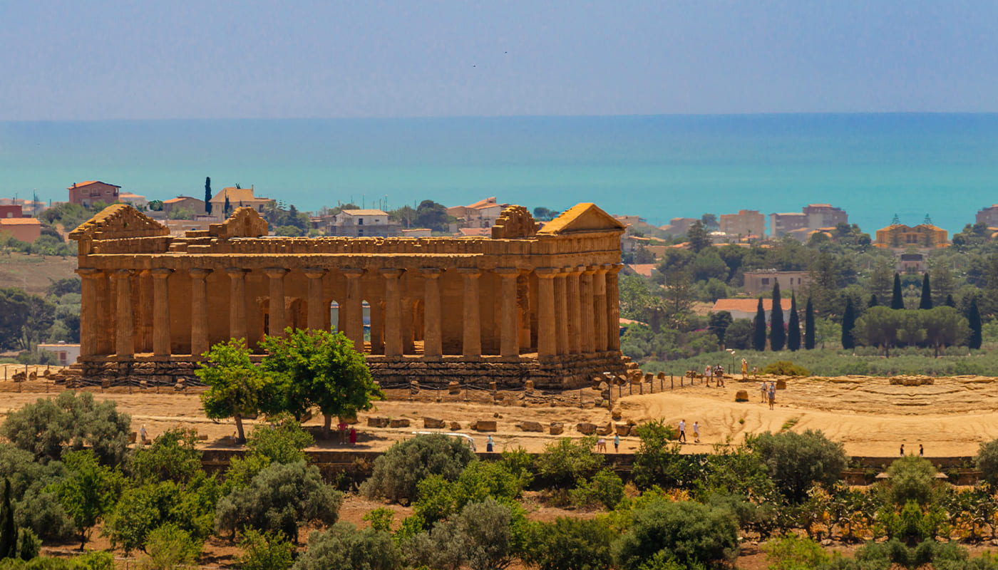La Valle dei Templi è un'area archeologica della Sicilia caratterizzata dall'eccezionale stato di conservazione e da una serie di importanti templi dorici del periodo ellenico. Tempio di Hera Lacinia, o tempio di Giunone, fu costruito nel V secolo a.C. e incendiato nel 406 dai Cartaginesi. Era il tempio in cui di solito si celebravano le nozze. Tempio della Concordia, il cui nome deriva da un'iscrizione latina ritrovata nelle vicinanze dello stesso tempio, costruito anch'esso nel V secolo. Attualmente è con ogni probabilità quello meglio conservato, grazie anche alla circostanza che fu trasformato in tempio cristiano nel VI secolo d.C.