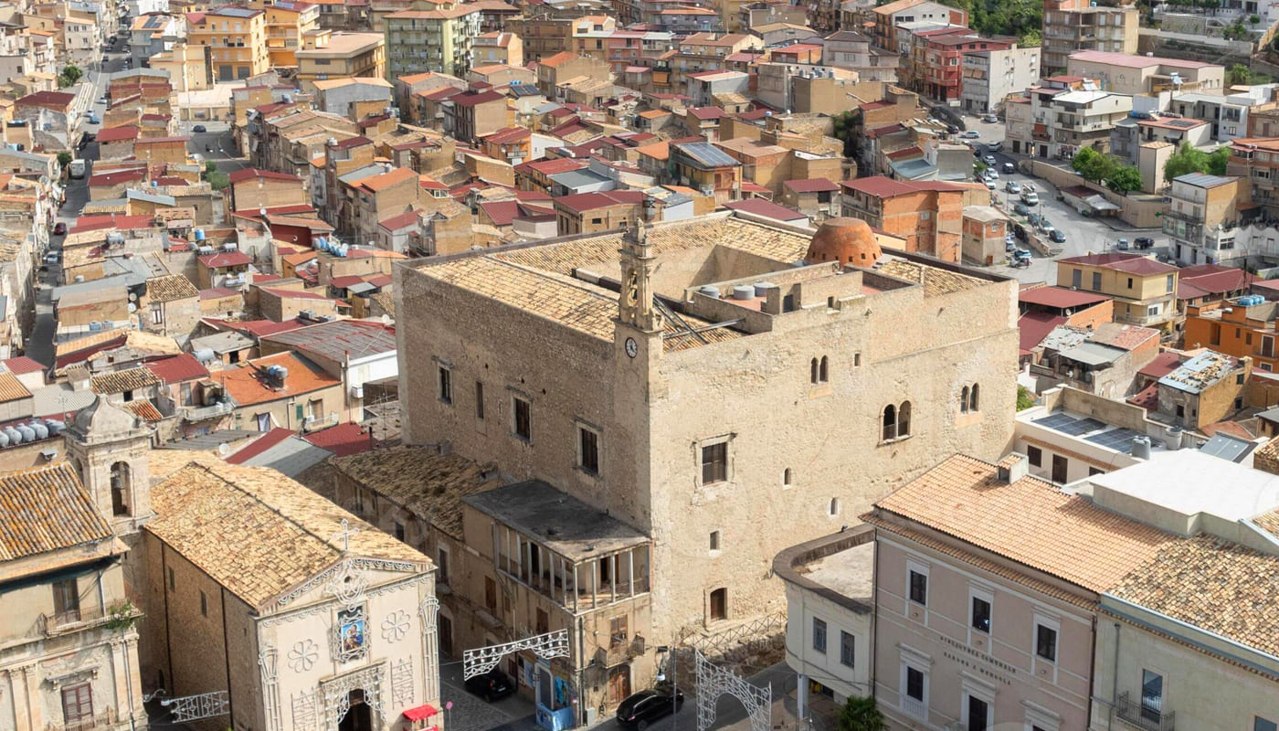 Al centro del paese di Favara è possibile ammirare il Castello Chiaramonte, edificato da Federico II Chiaramonte intorno al 1280. Oggi è sede di rappresentanza del Comune e viene utilizzato per eventi culturali.