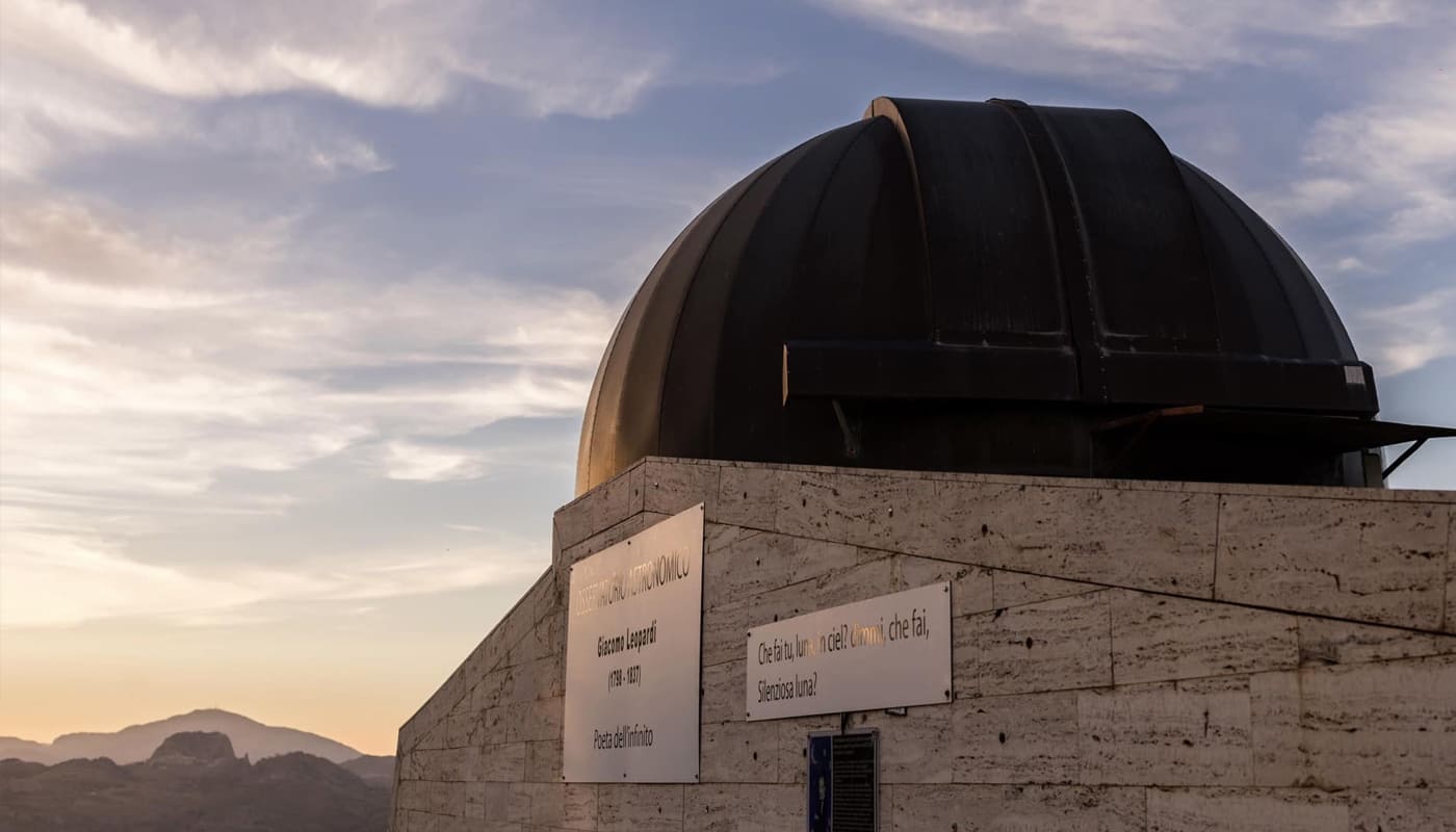 Splendido maniero medievale di Mussomeli, il Castello Manfredonico che si trova a circa due chilometri dal centro abitato si erge su un costone calcareo alto 80 metri. Le sue possenti mura quasi si fondono alle rocce cui è aggrappato, formando un tutt'uno che conferisce ai luoghi un aspetto inconsueto, quasi fiabesco e senza tempo. Si tratta di un magnifico manufatto costruito nel 1370, probabilmente sui resti di una fortezza araba, da Manfredi III di Chiaramonte, discendente di Carlo Magno. Il castello è stato messo al centro di diversi misteri e leggende per via delle molteplici vicende storiche avvenute fra le sue mura. Si racconta di strani rumori e fruscii di vestiti di seta, di sospiri e cigolii che danno l'\impressione di essere attorniati da strane presenze.
