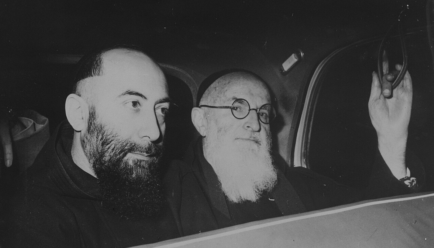 Una storia terribile ai limiti dell'inverosimile. Nel 1960 la Procura di Caltanissetta emette l'ordine di cattura per quattro frati del convento francescano di Mazzarino: estorsioni, violenze, omicidi, simulazione di reato per dei frati che avevano fatto voto di povert&agrave;, castit&agrave; e obbedienza. Marzo 1962, Messina, Corte d'Assise: Vittorio Venanzio, Agrippino e Carmelo, questi i monaci di Mazzarino che dopo due anni di carcere si presentano davanti ai giudici accusati di associazione per delinquere, concorso in omicidio ed estorsione continuata. I quattro singolari uomini di fede vennero processati e condannati in un dibattimento che appassion&ograve; l'Italia dei tempi. Quale mistero si nasconde nelle celle di questi insoliti monaci?
Quante verit&agrave; sono custodite nei meandri dell'antico convento? Scopriamolo insieme!